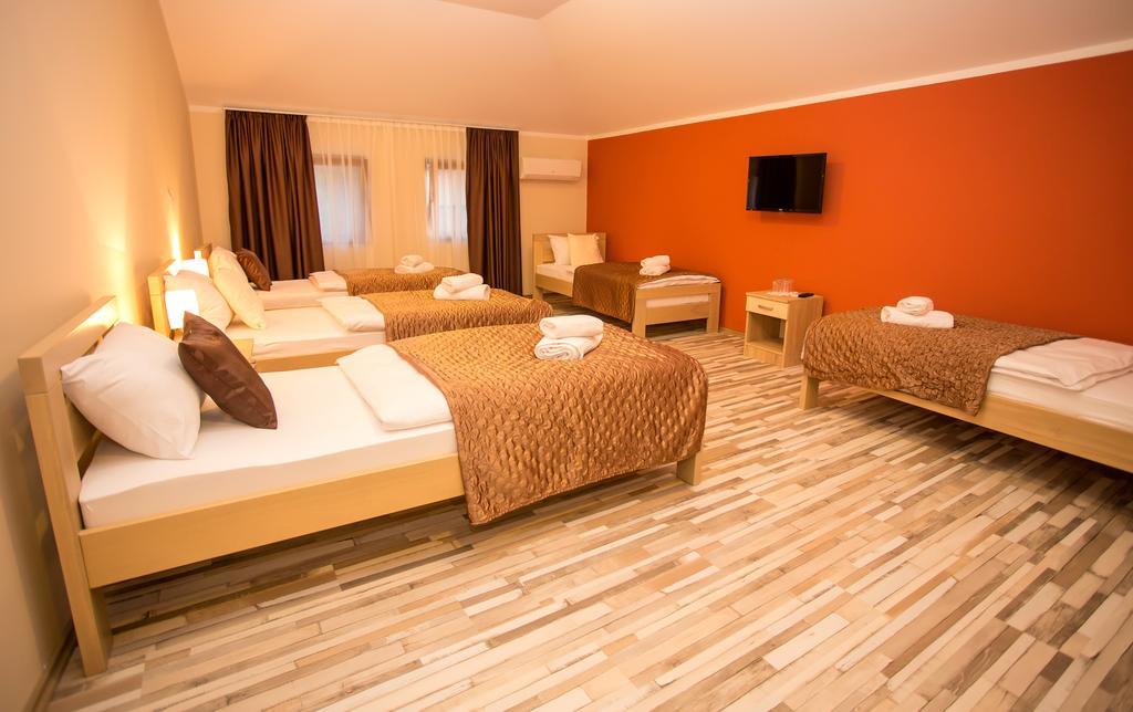 מוסטר Hotel Hana חדר תמונה