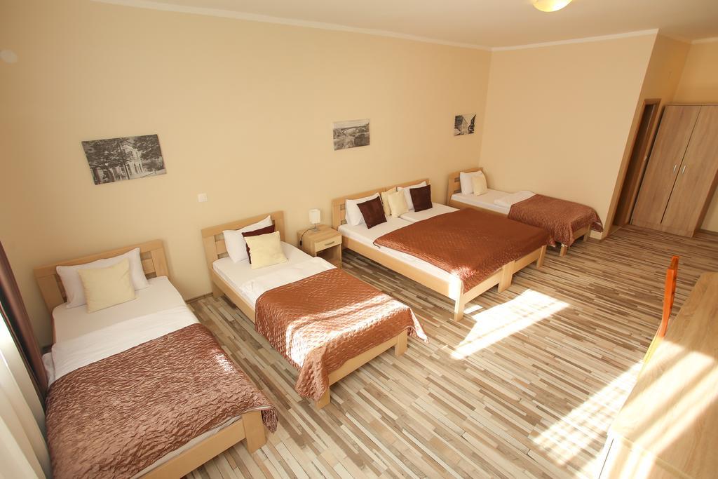 מוסטר Hotel Hana מראה חיצוני תמונה