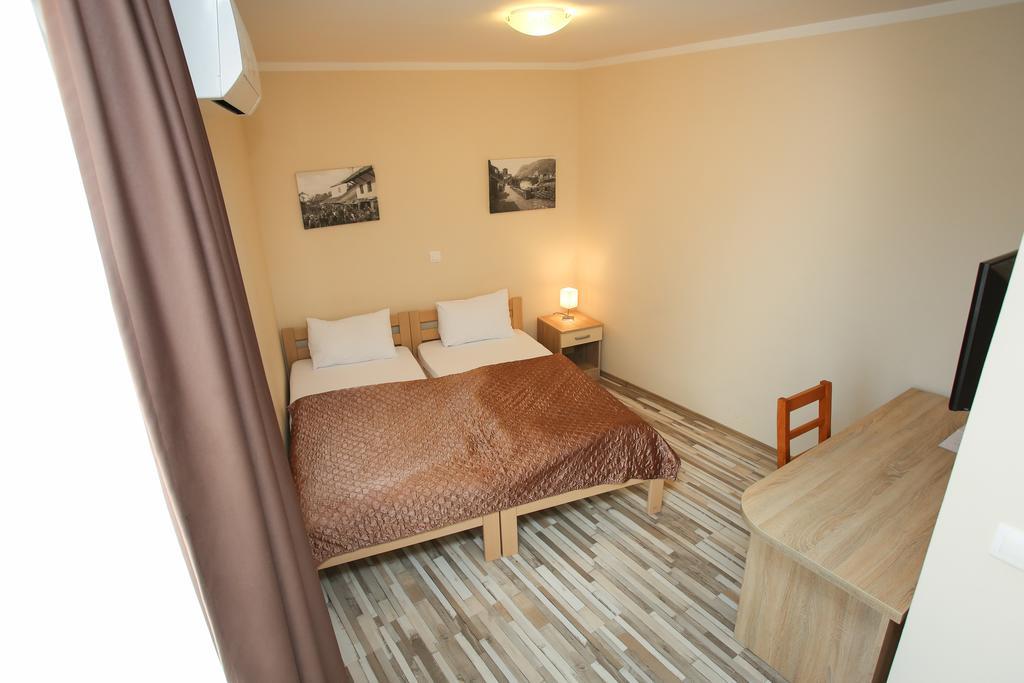 מוסטר Hotel Hana מראה חיצוני תמונה
