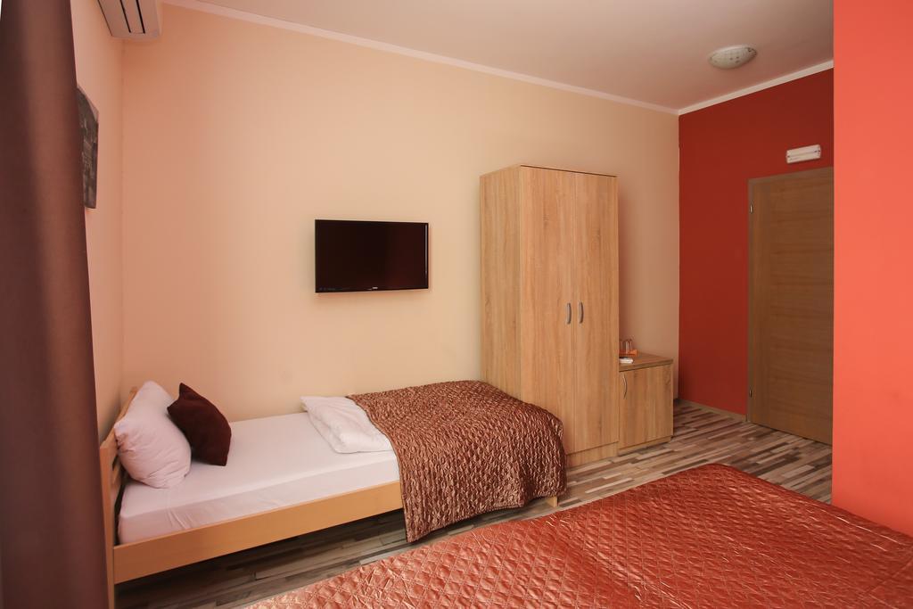 מוסטר Hotel Hana מראה חיצוני תמונה