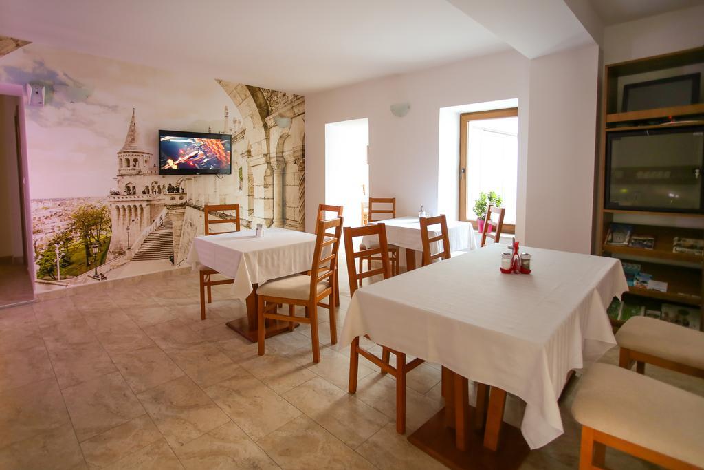 מוסטר Hotel Hana מראה חיצוני תמונה