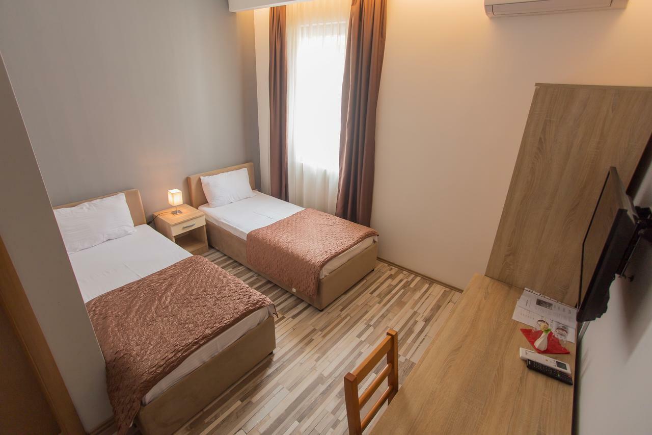 מוסטר Hotel Hana מראה חיצוני תמונה