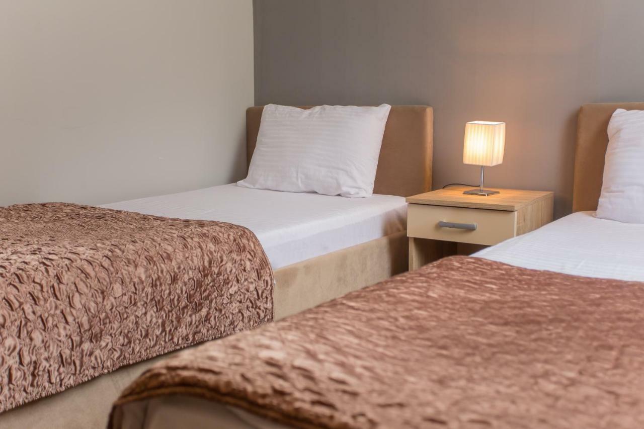 מוסטר Hotel Hana מראה חיצוני תמונה