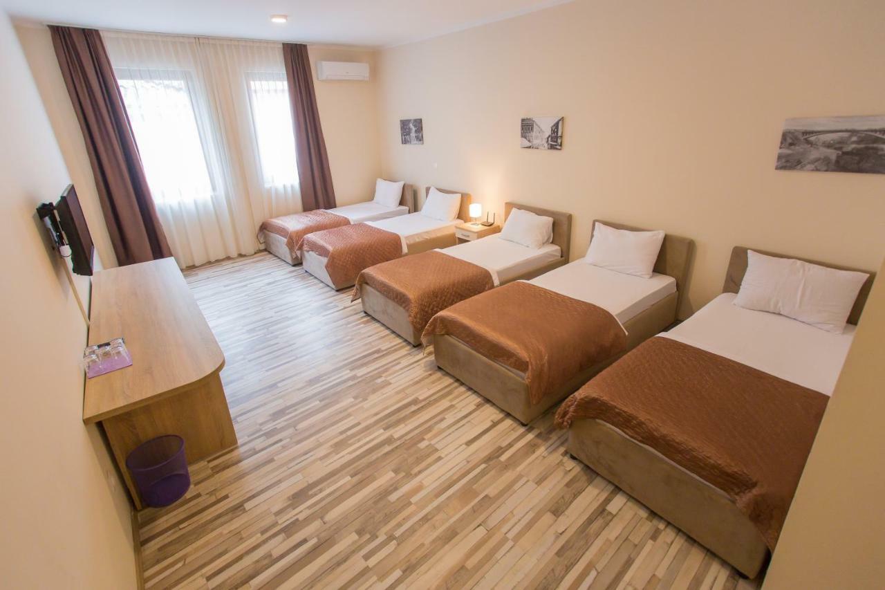מוסטר Hotel Hana מראה חיצוני תמונה