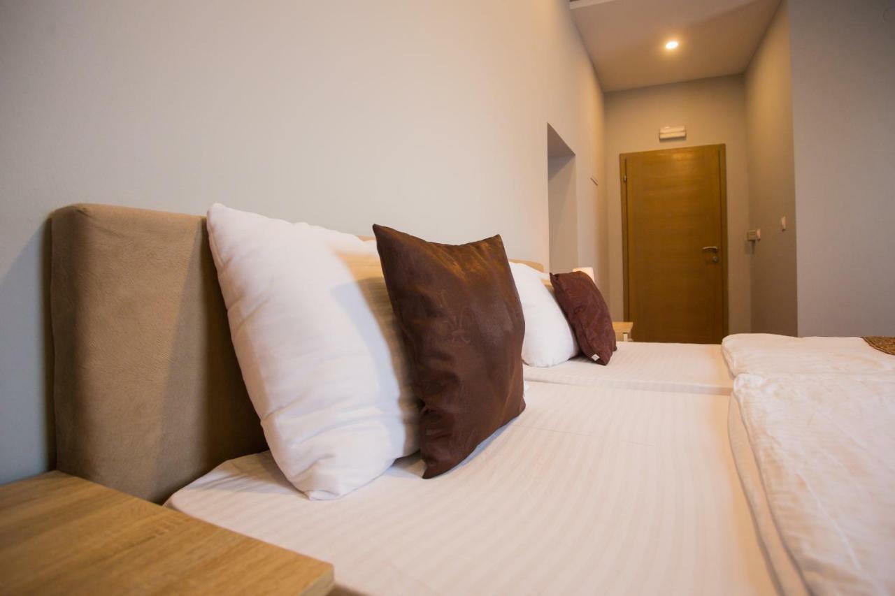 מוסטר Hotel Hana מראה חיצוני תמונה